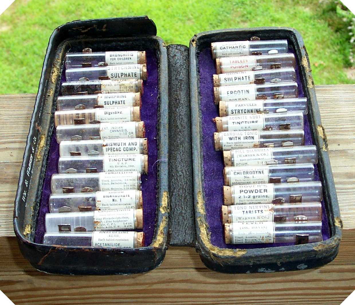 medicine-case-24-vials-complete